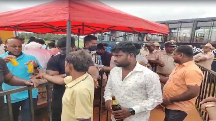 Free Liquor At BJP MPs Post-Poll Event Sparks Political Row In Karnataka, দুরন্ত জয় উদযাপনে পুলিশি পাহাড়ায় বিলানো হল মদের বোতল! বিজেপি কর্মীদের কাণ্ডে শোরগোল