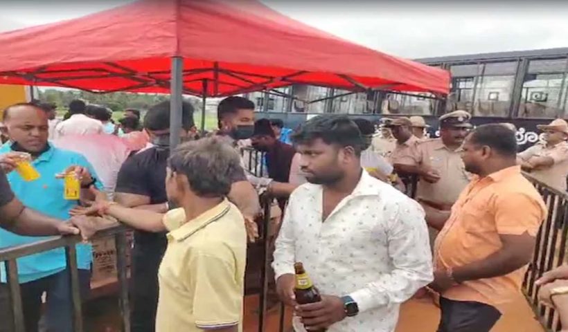 Free Liquor At BJP MPs Post-Poll Event Sparks Political Row In Karnataka, দুরন্ত জয় উদযাপনে পুলিশি পাহাড়ায় বিলানো হল মদের বোতল! বিজেপি কর্মীদের কাণ্ডে শোরগোল
