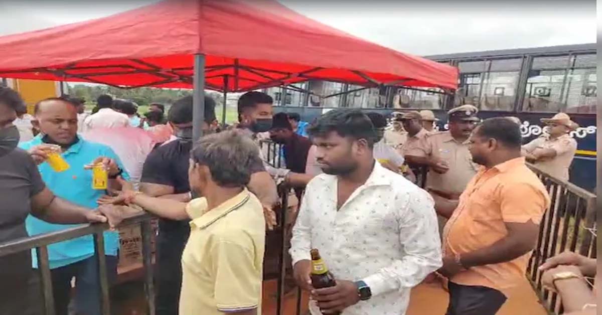 Free Liquor At BJP MPs Post-Poll Event Sparks Political Row In Karnataka, দুরন্ত জয় উদযাপনে পুলিশি পাহাড়ায় বিলানো হল মদের বোতল! বিজেপি কর্মীদের কাণ্ডে শোরগোল