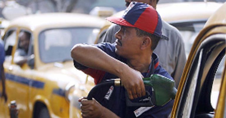 শহরে পেট্রোলের দাম ৯৪.৬৫ টাকা, কলকাতায় ডিজেল কত?