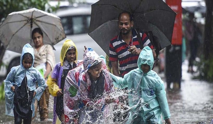 rainfall ভাসবে বাংলা সহ একের পর এক রাজ্য, ফের স্কুলগুলিতে বাড়ল ছুটি