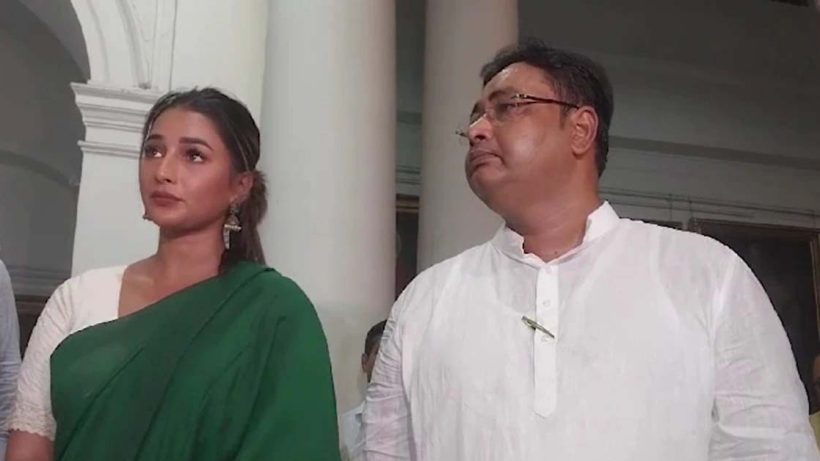 Sayantika Banerjee and Reyat Hossain Sarkar took oath as MLAs by Speaker Biman Byanerjee , স্পিকার বিমান ব্য়ানার্জীর কাছেই বিধায়ক পদে শপথ নিলেন সায়ন্তিকা বন্দ্যোপাধ্যায় এবং রেয়াত হোসেন সরকার