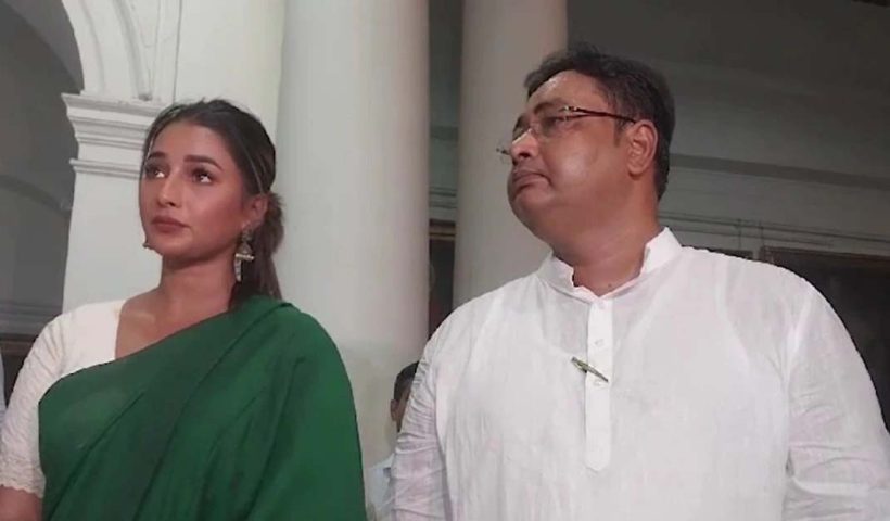 Sayantika Banerjee and Reyat Hossain Sarkar took oath as MLAs by Speaker Biman Byanerjee , স্পিকার বিমান ব্য়ানার্জীর কাছেই বিধায়ক পদে শপথ নিলেন সায়ন্তিকা বন্দ্যোপাধ্যায় এবং রেয়াত হোসেন সরকার