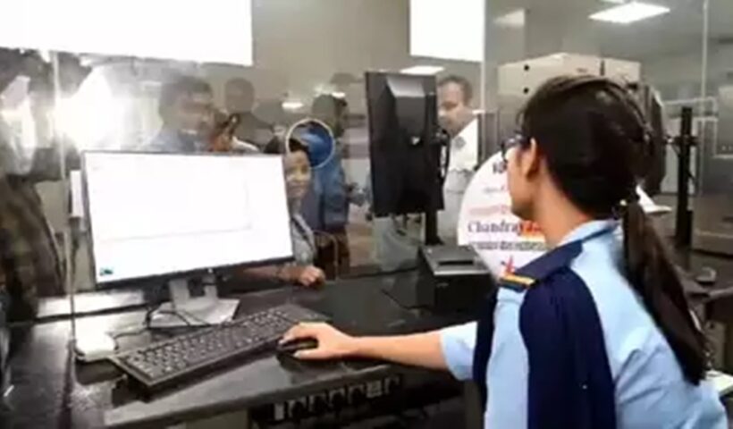 there is no ticket booking counter at taratala sakherbazar and kabi sukant stations of Kolkata Metro, কলকাতা মেট্রোর তারাতলা সখেরবাজার এবং কবি সুকান্ত স্টেশনে টিকিট বুকিং কাউন্টার থাকছে না