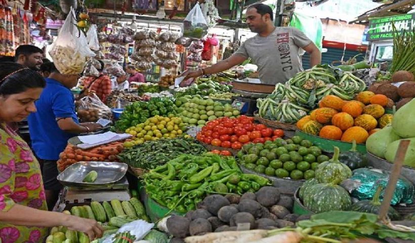 vegetable market price in kolkata on 25 june 2024 , সেঞ্চুরি পার টমেটো, ২০০ ছুঁইছুঁই কাঁচা লঙ্কা! সবজির দামের রেকর্ডে মধ্যবিত্তের পকেটে ছ্যাঁকা