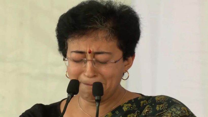 AAP leader Atishi Breaks Down Mid Speech After Manish Sisodias Bail, সিসোদিয়ার জেলমুক্তির দিনই কেঁদে ভাসালেন অতীশি, হঠাৎ কী হল?