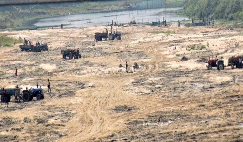 Sand mafia rivar sand smuggling at south dinajpur