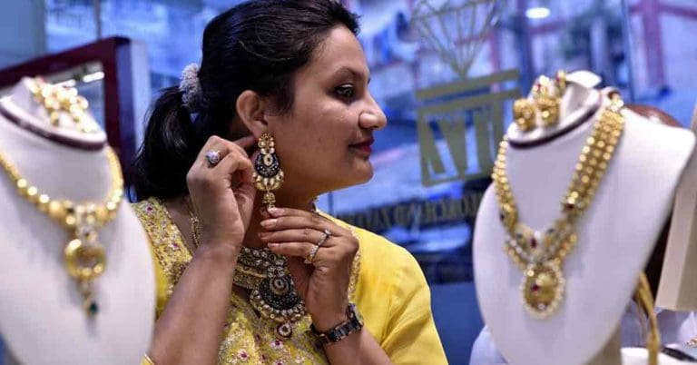 Fresh Price Update: Gold and Silver Both See a Dip on 1 December 2025 in Kolkata