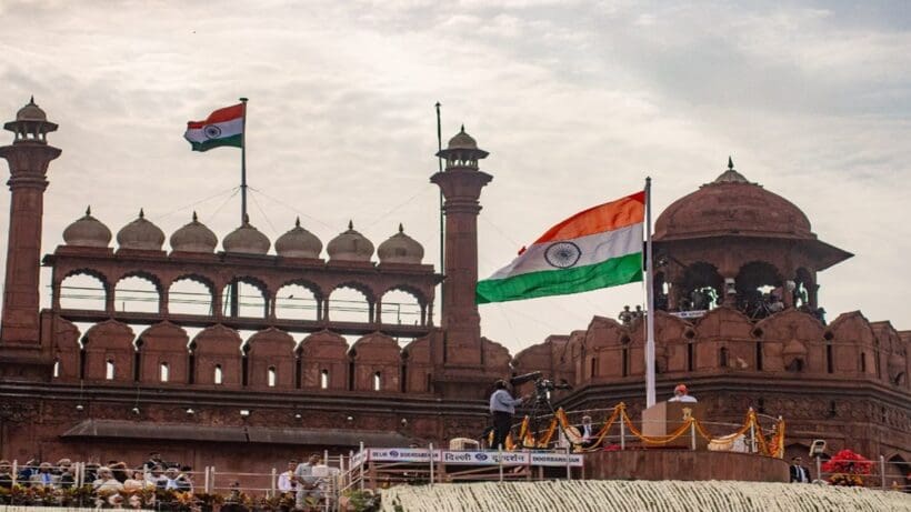 Should shoes be removed while hoisting the national flag of India, জাতীয় পতাকা উত্তোলনের সময় কি জুতো খুলতে হয়? জানুন ভারতীয় আইন