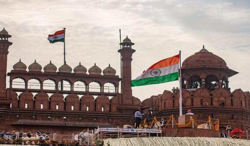 Should shoes be removed while hoisting the national flag of India, জাতীয় পতাকা উত্তোলনের সময় কি জুতো খুলতে হয়? জানুন ভারতীয় আইন