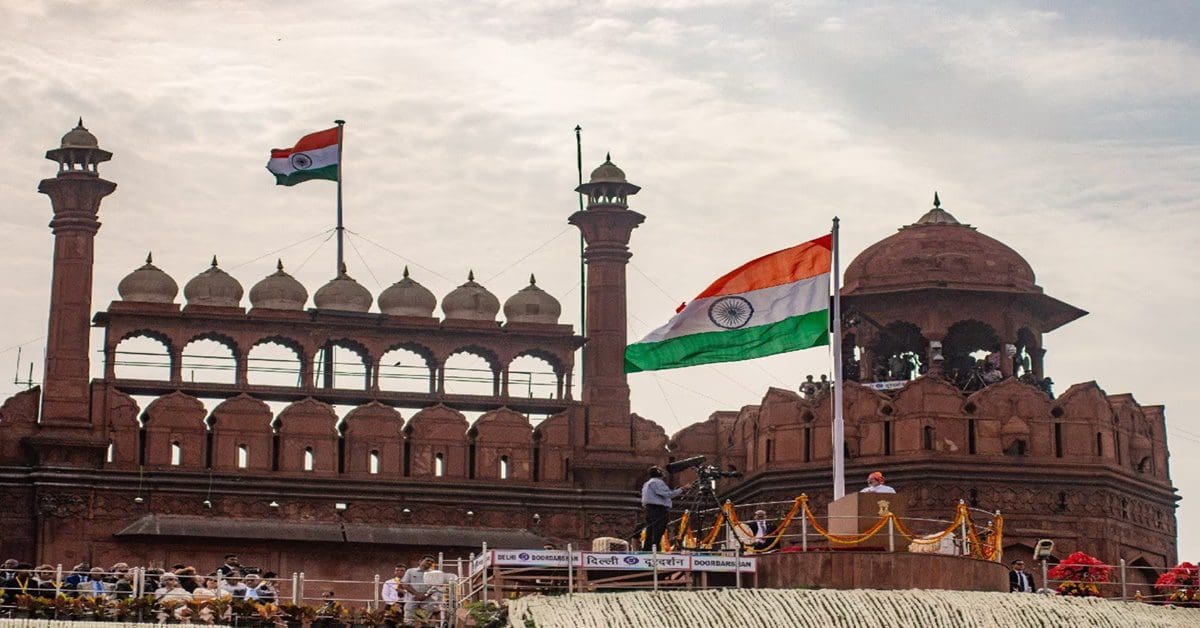 Should shoes be removed while hoisting the national flag of India, জাতীয় পতাকা উত্তোলনের সময় কি জুতো খুলতে হয়? জানুন ভারতীয় আইন