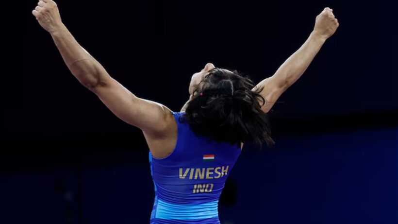 Vinesh Phogat assured of medal 1st Indian woman into Olympic wrestling final, অলিম্পিক্স ফাইনালে ভারতীয় কুস্তিগীর ভিনেশ ফোগাট