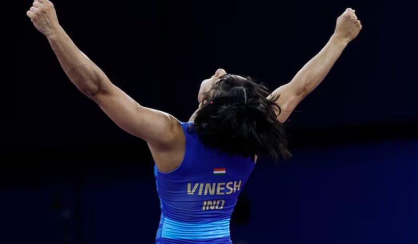 Vinesh Phogat assured of medal 1st Indian woman into Olympic wrestling final, অলিম্পিক্স ফাইনালে ভারতীয় কুস্তিগীর ভিনেশ ফোগাট