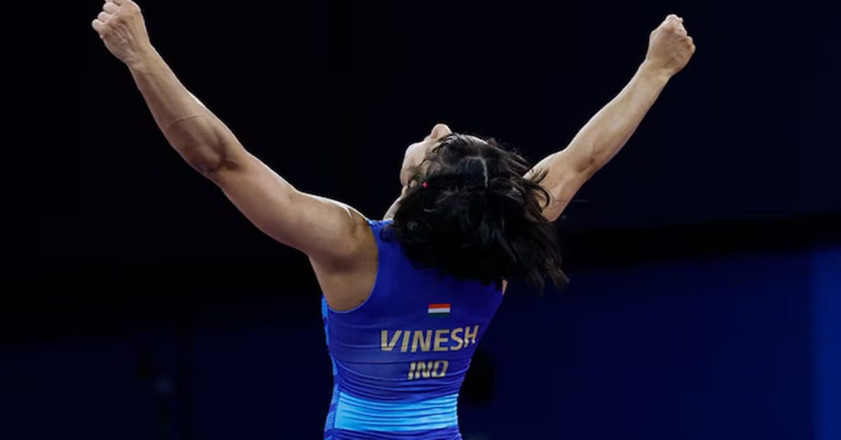 Vinesh Phogat assured of medal 1st Indian woman into Olympic wrestling final, অলিম্পিক্স ফাইনালে ভারতীয় কুস্তিগীর ভিনেশ ফোগাট