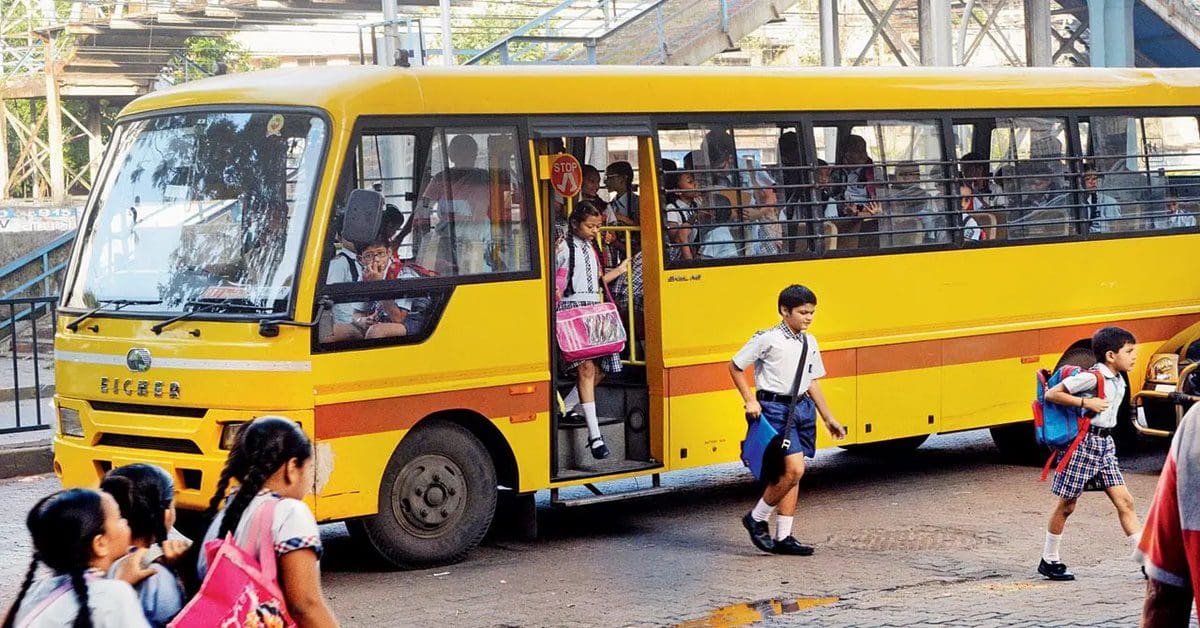 Why is the color of the school bus yellow, স্কুল বাস মানেই তার রং হলুদ! কেন জানেন? নেপথ্যে রয়েছে মস্তবড় বৈজ্ঞানিক কারণ