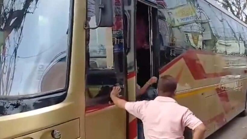 bangladesh bus নিজের দেশে তাণ্ডব, হাহাকার অবস্থা, সীমান্ত পেরিয়ে এপারে ঢুকলেন বহু বাংলাদেশী