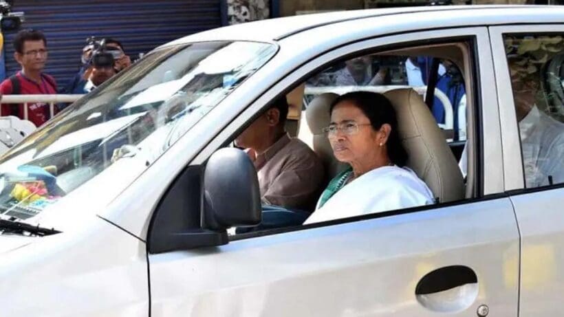 cm mamata banerjee visits rg kar medical colleges dead doctors house update, আরজি করের নিহত ডাক্তারের বাড়িতে মমতা