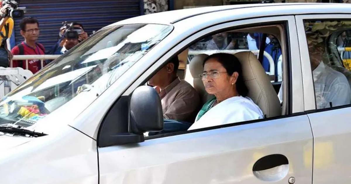 cm mamata banerjee visits rg kar medical colleges dead doctors house update, আরজি করের নিহত ডাক্তারের বাড়িতে মমতা