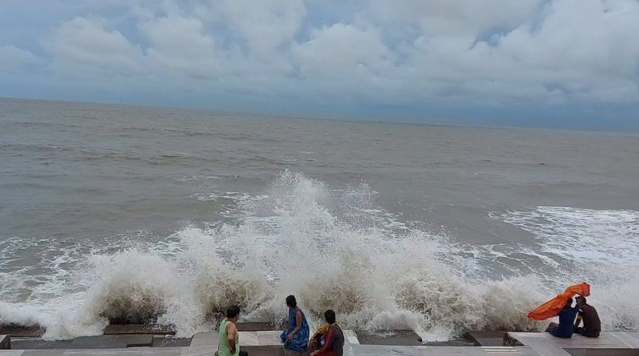 administration is warning tourists not to go into the Digha sea during monsoon, বর্ষায় দীঘার সমুদ্র আরও মোহময়ী, পর্যটকদের জন্য নয়া ঘোষণা প্রশাসনের