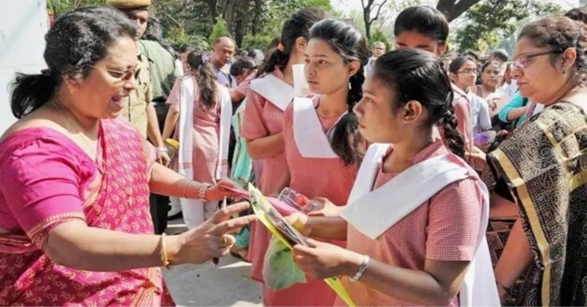 higher secondary education council has directed that school teachers should prepare the question papers of the two semesters of class eleven , একাদশ শ্রেণির দু'টো সেমিস্টারের প্রশ্নপত্র তৈরি করতে হবে স্কুলের শিক্ষকদেরই নির্দেশ উচ্চ মাধ্যমিক শিক্ষা সংসদের