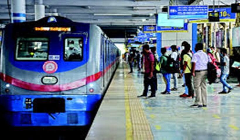 Kolkata Metro has decided to run extra metro tonight on dakhineshwar to new garia howrah maidan to esplanade rute আজ রাতে চলবে বাড়তি মেট্রো, জানুন কোন রুটে কতক্ষণ?