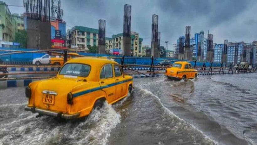 kolkata monsoon নিম্নচাপের জেরে নন স্টপ বৃষ্টি শুরু বাংলায়, রবিতে ৬ জেলায় হাই অ্যালার্ট জারি