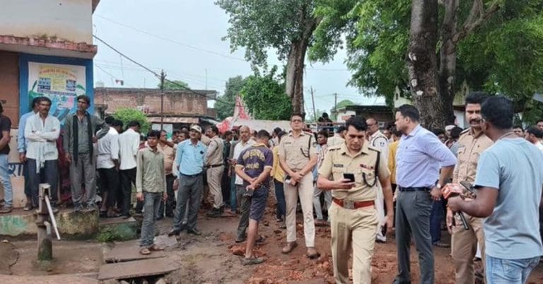 ভেঙে পড়ল ৫০ বছরের পুরনো বাড়ির দেওয়াল, মৃত অন্তত ৯ শিশু ভেঙে পড়ল ৫০ বছরের পুরনো বাড়ির দেওয়াল, মৃত অন্তত ৯ শিশু