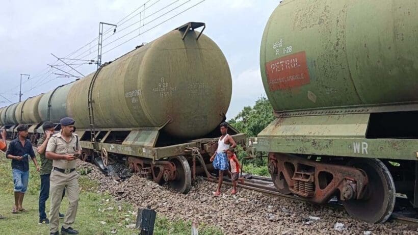 malda train ফের বাংলায় বেলাইন ট্রেনের ৫টি বগি, ব্যাহত ট্রেন চলাচল