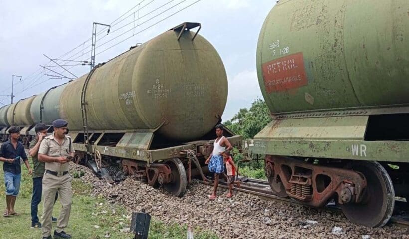 malda train ফের বাংলায় বেলাইন ট্রেনের ৫টি বগি, ব্যাহত ট্রেন চলাচল