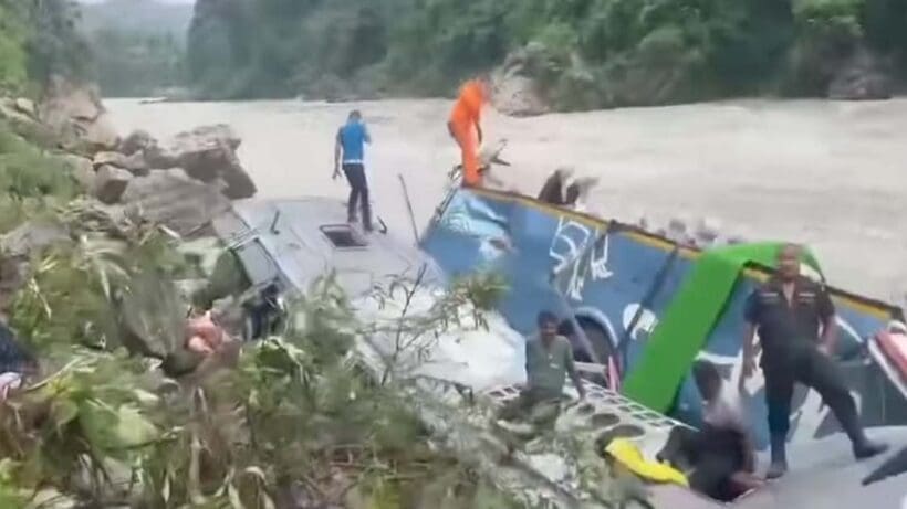 nepal bus accident নেপাল বাস দুর্ঘটনায় মৃত কমপক্ষে ১৪, জখম ১৬