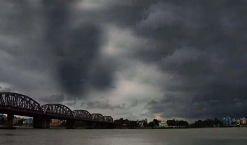 rains 2 গভীর নিম্নচাপের জেরে ফুঁসছে বঙ্গোপসাগর, শনিতে ১১ জেলায় প্রবল দুর্যোগের আশঙ্কা