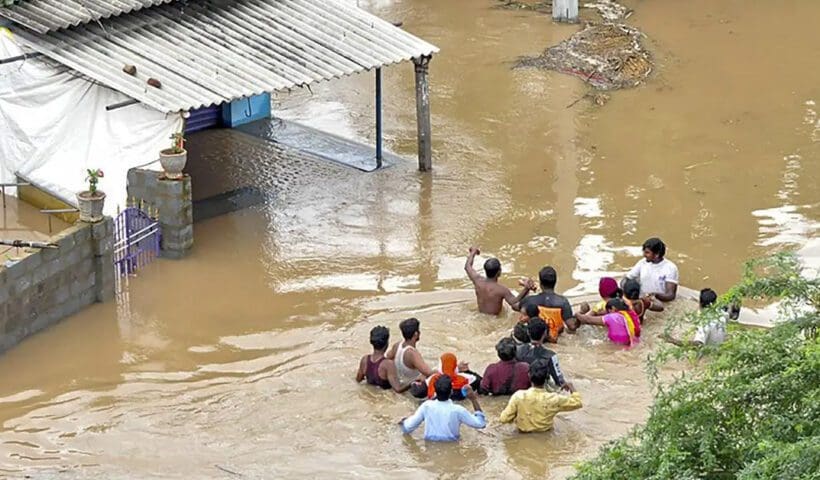 Andhra Pradesh Flood বন্যা দুর্গতদের পাশে এবার কলকাতা পুরসংস্থার পুরপ্রতিনিধিরা, তুলে দিলেন এক মাসের বেতন