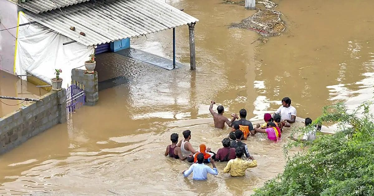 Andhra Pradesh Flood বন্যা দুর্গতদের পাশে এবার কলকাতা পুরসংস্থার পুরপ্রতিনিধিরা, তুলে দিলেন এক মাসের বেতন