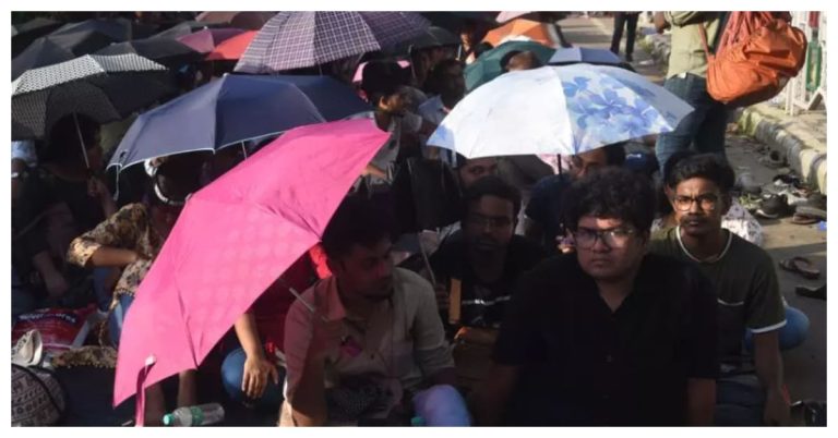 সকালেও অবস্থান বিক্ষোভে অনড় হবু ডাক্তাররা,পাশে আছে আমজনতা