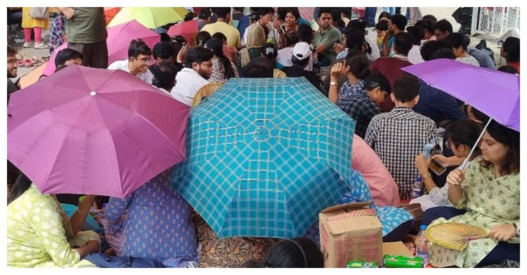 দেড় দিন কেটে গেলেও এখনও স্বাস্থ্য ভবনের সামনে আন্দোলনে অনড় জুনিয়র ডাক্তারেরা