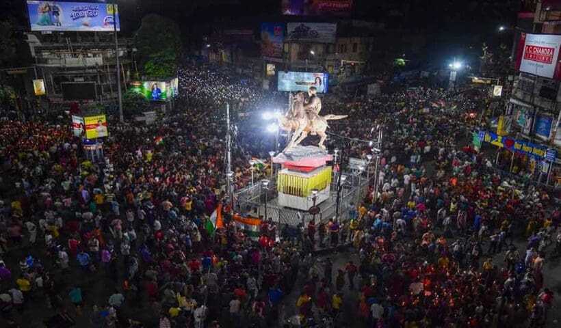 Kolkata Unites in Candlelight Procession Demanding Justice for RG Kar Case