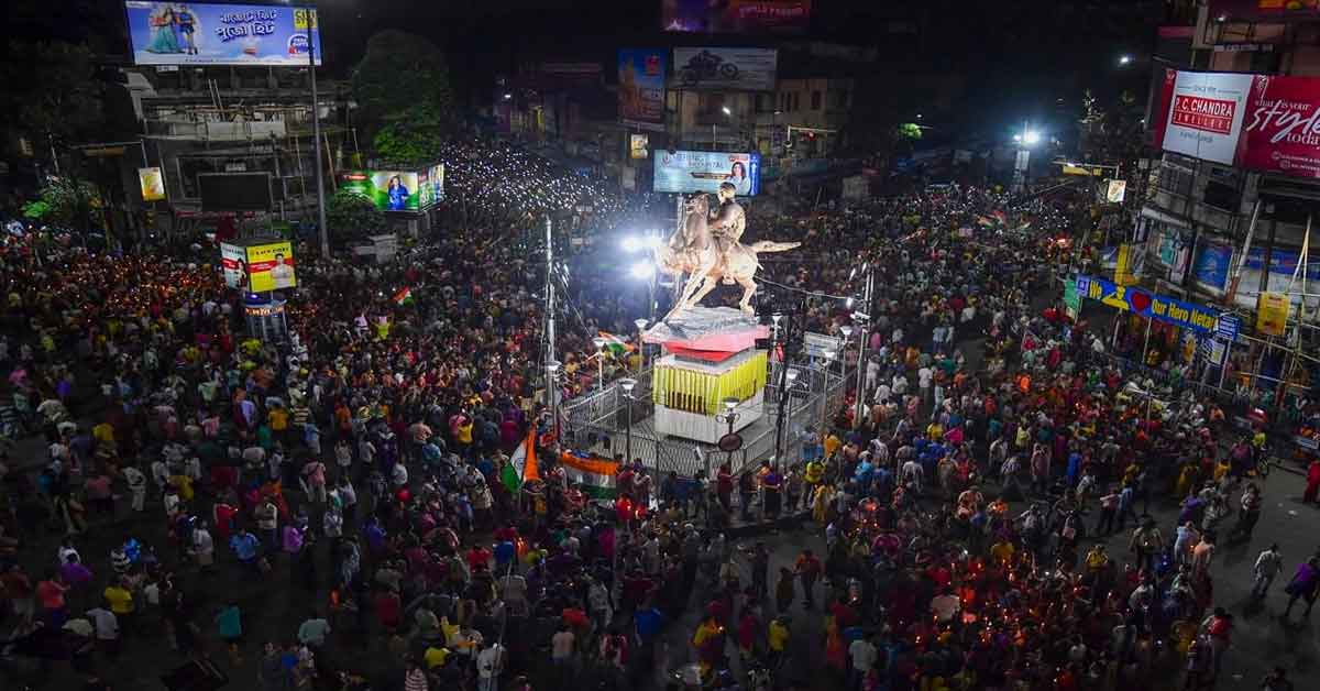 Kolkata Unites in Candlelight Procession Demanding Justice for RG Kar Case