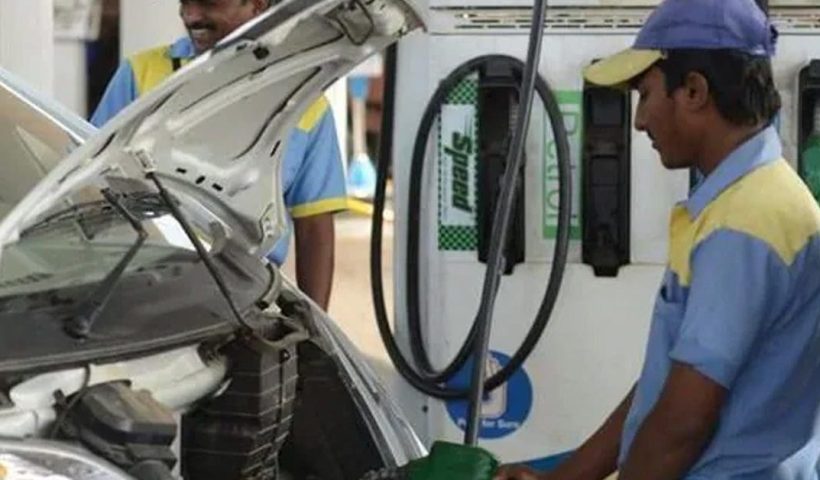 নতুন মাসে ফের মহার্ঘ্য পেট্রোল, কলকাতার রেট জানেন?
