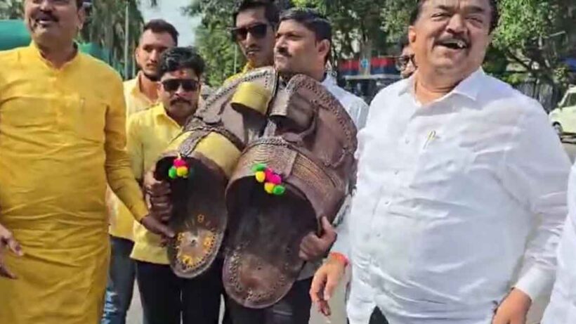 Maharashtra opposition rally with footwear agaisnts the government over shivaji statue collapose