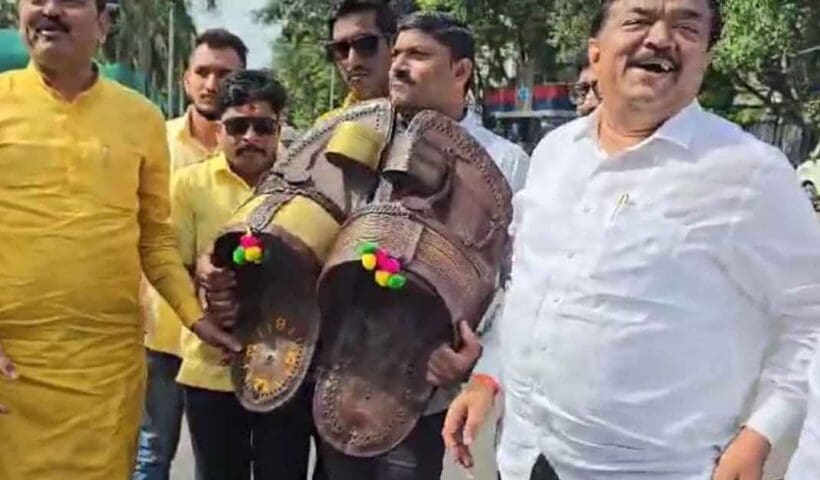 Maharashtra opposition rally with footwear agaisnts the government over shivaji statue collapose