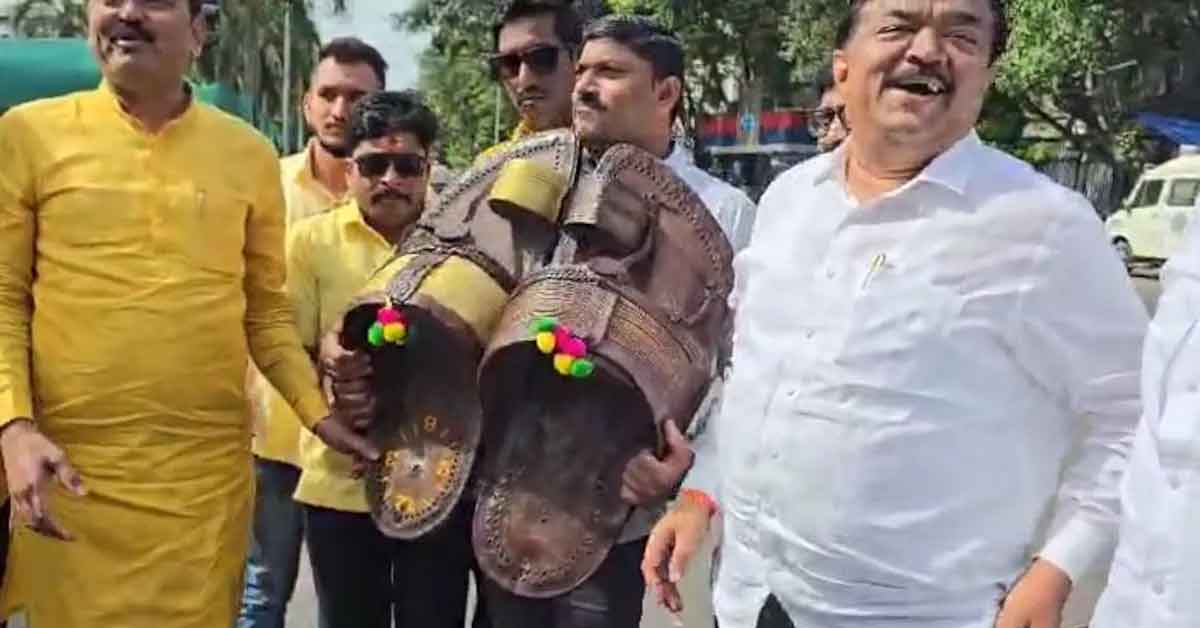 Maharashtra opposition rally with footwear agaisnts the government over shivaji statue collapose