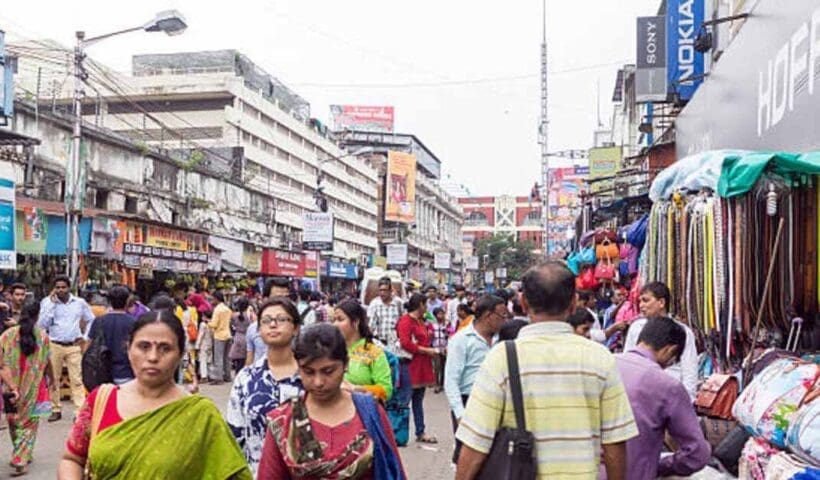 kkollki আরজি কর কাণ্ডের আবহেই পুজোর ঢাকে কাঠি, শেষ মুহূর্তের কেনাকাটায় বাঙালি