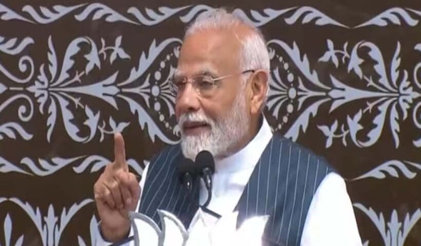 modi জঙ্গি হামলার মাঝেই কাশ্মীরে প্রধানমন্ত্রী, আক্রমণ শানালেন বিরোধীদের