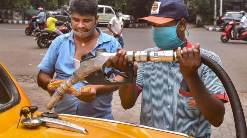 petrol diesel 2 ছুটির দিন বাংলার ৩ জেলায় হুড়মুড়িয়ে কমল জ্বালানির দাম, কলকাতায় কত?