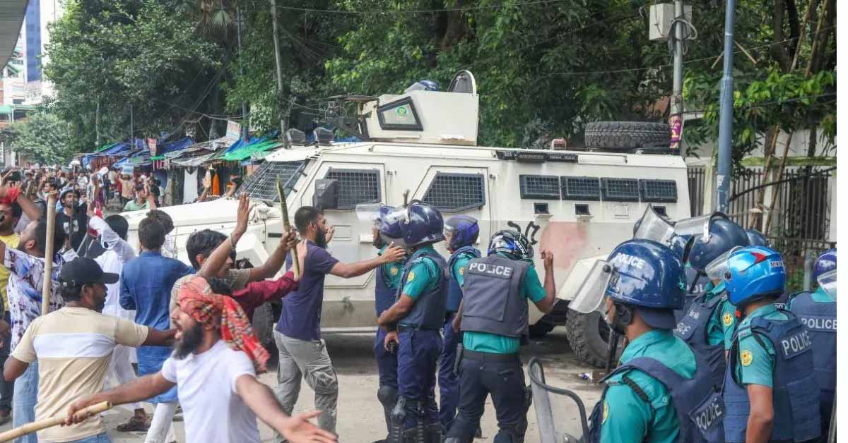 4444 সাধারণ মানুষের সঙ্গে সংঘর্ষে জড়াল পুলিশ, নেপথ্যে প্রতিমা বিসর্জন