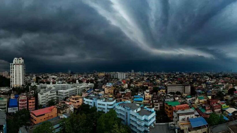 Due to the low-pressure system ahead of Durga Puja, Kolkata and various districts have issued a warning.