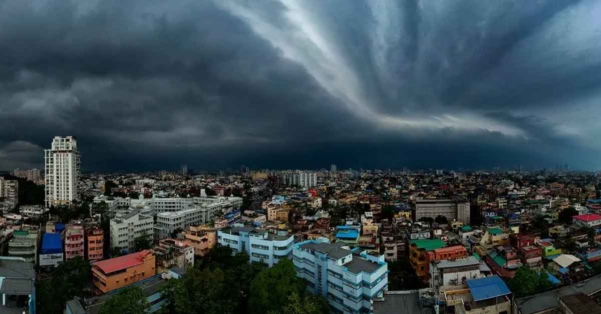 Due to the low-pressure system ahead of Durga Puja, Kolkata and various districts have issued a warning.