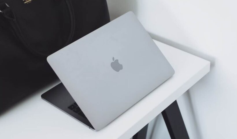 apple macbook air m1 অ্যাপলের দামি ম্যাকবুক অ্যামাজন সেলে খুবই সস্তা, দাম হয়ে গেল ৬০ হাজারেরও কম