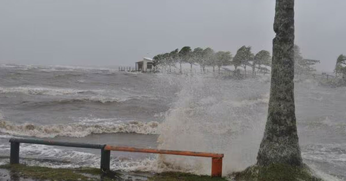 Cyclone Dana hits west bengal and Odissa high alart decleared costal areas