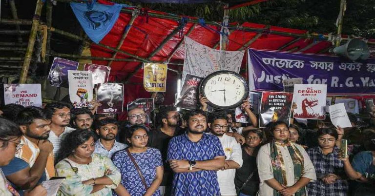 দশ দফা দাবিতে এবার জুনিয়ারদের সঙ্গে অনশনে বসছেন সিনিয়ার চিকিৎসকেরা